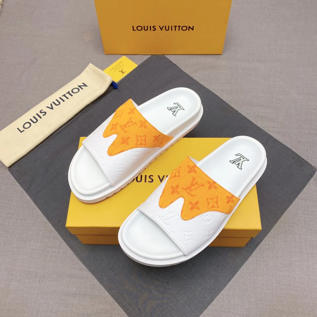 P300 🔍Top purchasing agent LV men's spring and summer slippers counter synchronization. The uppers are made of cowhide fabric imported from Italy, with logo graphics and high-quality craftsmanship. The soles are: original soles specially provided by the original factory. Exclusive molded soles are super comfortable. Original factory follow-up orders. 🔍🔍High quality. You can enter and leave the counter at will. Welcome to compare. Code number 38-45 No. 058